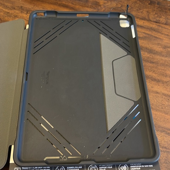 Targus Pro-Tek Tablet Case for iPad (7/8th) 10.2-inch, iPad Air 10.5-inch - Picture 6 of 6